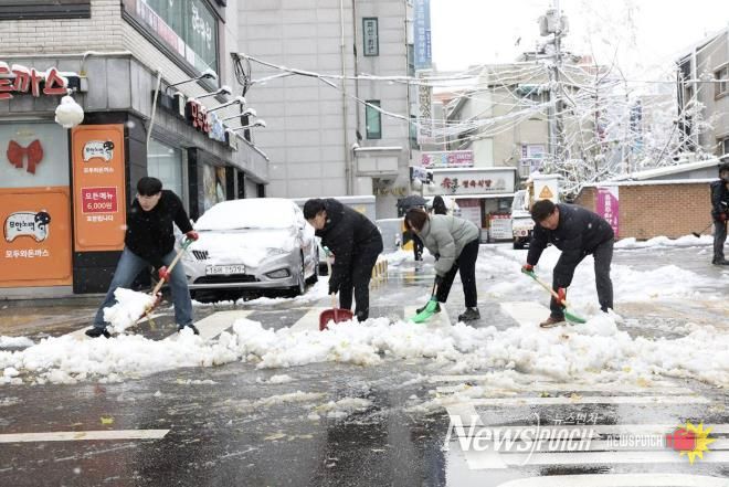 지난해 대설특보에 따라 제설 작업 중인 은평구청 직원들