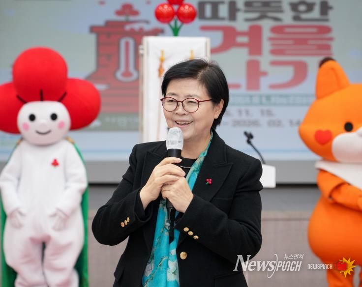 이순희 강북구청장이 지난 11일 구청 대강당에서 진행된 ‘사랑의 온도탑 제막식’에서 인사말을 전하고 있다.