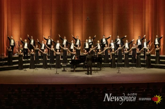 용인시립합창단, 상임 운영 기념 제10회 정기연주회 '우리의 노래, 마음의 뜰에 피어나' 성황리 마무리