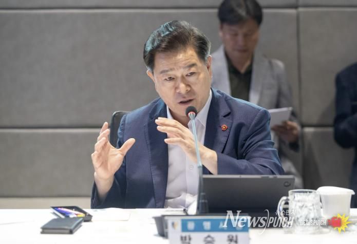 박승원 광명시장이 지난 9월 시청 컨퍼런스룸에서 열린 '2025년 제2차 재정전략회의'에 참석해, 재정 전문가들과 함께 국가 재정정책 기조에 따른 지방 대응 전략과 광명시 재정 혁신 방향을 심도 있게 논의했다.