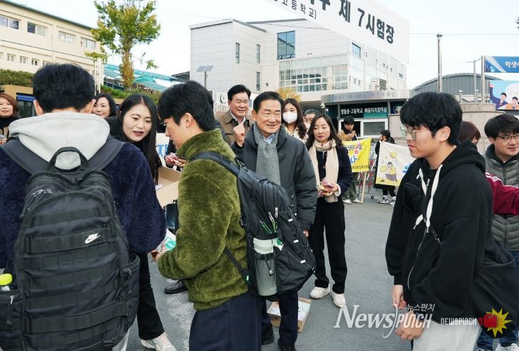 최기문 영천시장과 시 관계자들이 13일 관내 시험장인 영동고등학교와 선화여자고등학교를 찾아 지역 수험생들을 응원하고 격려했다.