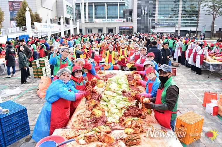 대구 동구청, (사)대구동구자원봉사센터는 13일 롯데아울렛 대구율하점에서 2025년 ‘겨울 김장 담그기 행사’를 개최했다.