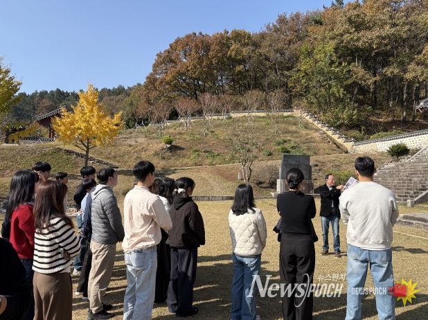 달성군 혁신주니어보드단(대구 '달성군 혁신주니어보드’ 단원들이 13일 첫 일정으로 하빈면 육신사를 방문해 문화해설을 듣고 있다.)