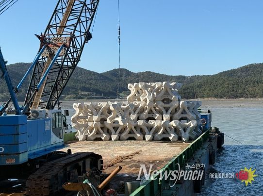 산란·서식장으로 이동하고 있는 인공어초