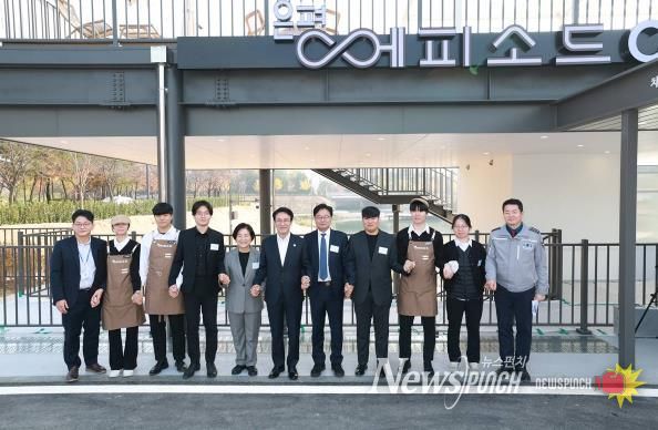 ‘은평에피소드’를 방문한 김민석 국무총리(왼쪽에서 여섯 번째)와 김미경 구청장(왼쪽에서 다섯 번째)