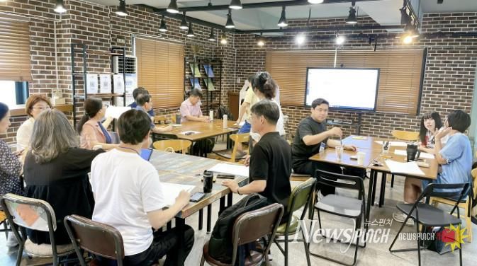 관악구 사회적경제기업 코워킹스페이스에서 기업 간 네트워킹하는 모습