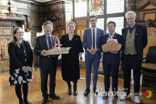 김현수 제1부시장(오른쪽 2번째부터), 마르틴 호른 프라이부르크시장, 김정렬 수원시의회 부의장(왼쪽 2번째) 등이 13일 환담 후 함께하고 있다.