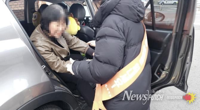 71세 고령 응시생이 자원봉사자 차량의 도움을 받아 수험장으로 이동하고 있다