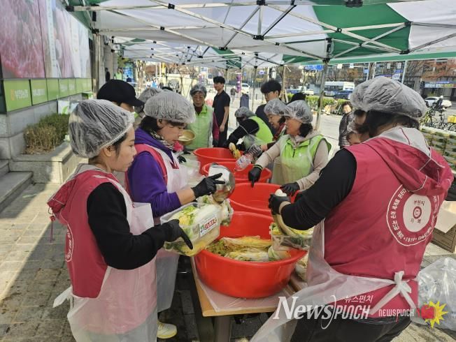 지난 13일 부천농협, 농협 부천시지부에서 독거노인 위한 백김치 257박스를 전달했다.