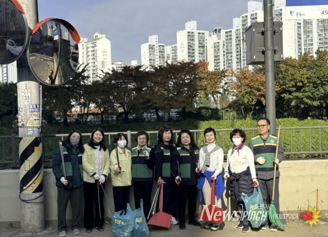 광명시 광명1동 행정복지센터(동장 김숙자)는 지난 13일 통장협의회와 함께 겨울철을 앞두고 쾌적한 주거환경 조성을 위한 환경정화 활동을 했다.