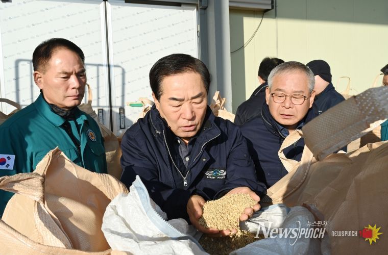 성낙인 창녕군수가 영산농협 계성지점 공공비축미곡 건조벼 매입 현장을 찾아 관계자들을 격려하고 품종을 살펴보고 있다.