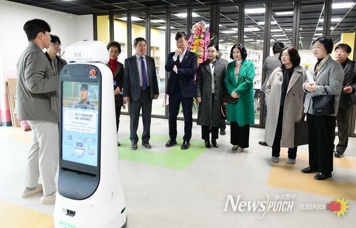 이민근 안산시장이 2월 28일 원곡초등학교를 방문해 관계자들과 함께 교육 관련 현장을 둘러보며 설명을 듣고 있다.