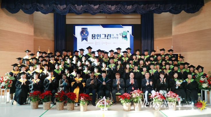 14일 용인시농업기술센터에서 '2025년 용인그린대학 제19기 및 대학원 제10기 졸업식'이 열렸다.