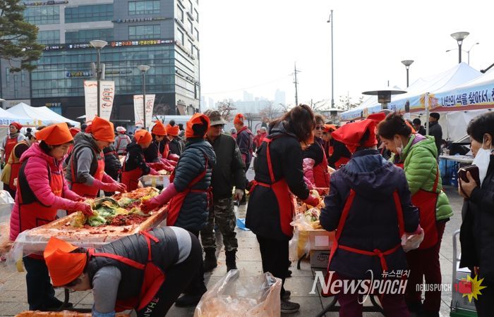 지난해 행사 ‘금천 도시농업 한마당’에서 지역주민들이 김장을 담그고 있다