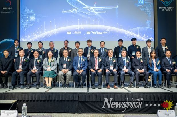 지난 14일 인천 그랜드하얏트 호텔에서 진행된 ‘제34회 항행안전시설 국제 세미나’에서 인천국제공항공사 이학재 사장(사진 앞줄 왼쪽에서 일곱 번째), 국토교통부 항공안전정책관(사진 앞줄 왼쪽에서 여섯 번째)을 비롯한 참석자들이 기념촬영을 하고 있다.