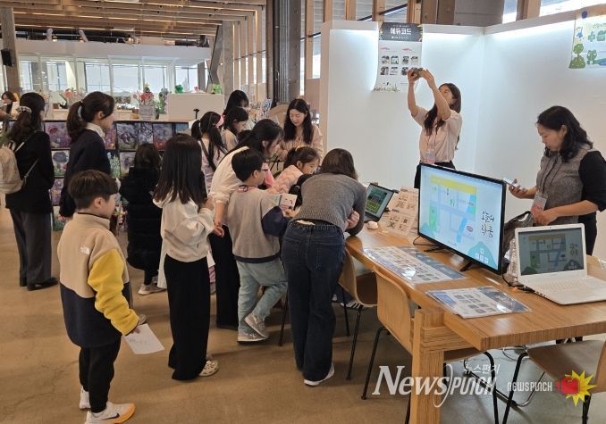 111CM 라운지에서 전시회 참여자들이 전시회를 관람하고 있다.