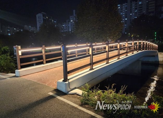 용인특례시 수지구 죽전1동은 목교 제4·6인도교에 LED 경관조명을 설치했다.