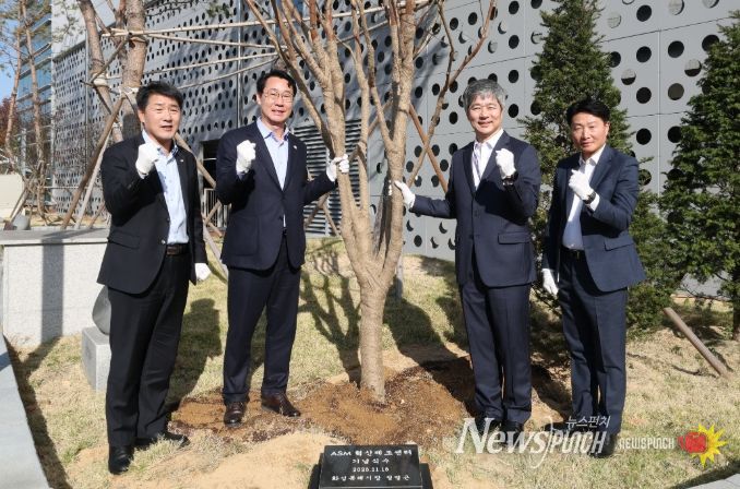 정명근 화성특례시장, 배정수 화성특례시의회 의장, 이영석 ASM코리아 대표가 기념 식수를 하고 기념촬영을 하고 있다