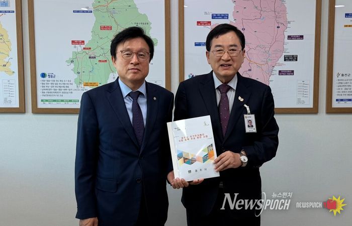 주낙영 경주시장이 14일 국회를 방문해 박형수 국회 예산결산특별위원회 간사에게 2026년도 국비 반영을 위한 경주시 주요 현안사업 건의서를 전달하고 있다