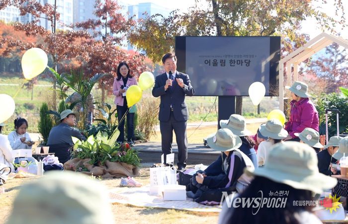 박승원 광명시장이 지난 15일 안양천 지방정원 시범구간에서 개최한 '정원 어울림 한마당'에 참석해 인사말을 하고 있다.