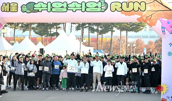 오세훈 서울시장이 16일(일) 마포구 상암월드컵공원 평화광장에서 열린 '2025 서울 쉬엄쉬엄 런'에 참석해 참가자들과 출발에 앞서 기념촬영하고 있다.