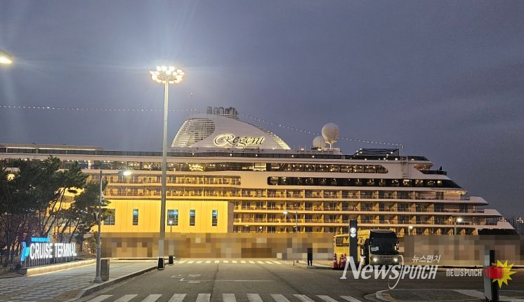 인천항 크루즈 터미널에 리젠트 세븐시즈(Regent Seven Seas)사의 ‘세븐시즈 익스플로러(Seven Seas Explorer)’호가 정박해 있다 / 사진제공 = 인천항만공사