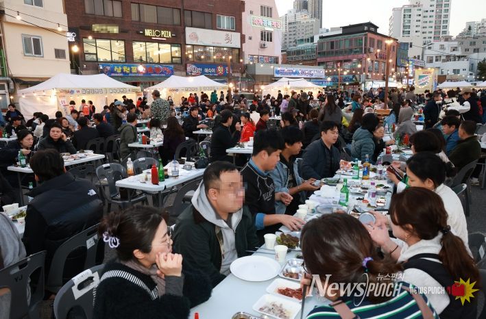 울산 동구 방어진회축제추진위원회(위원장 박문옥)는 15일 방어진활어센터 주차장에서 방어진 회 축제를 개최하고 김종훈 동구청장 및 내빈과 지역 주민들이 참석해 방어 해체쇼 및 활어회 장터 등을 운영했다.