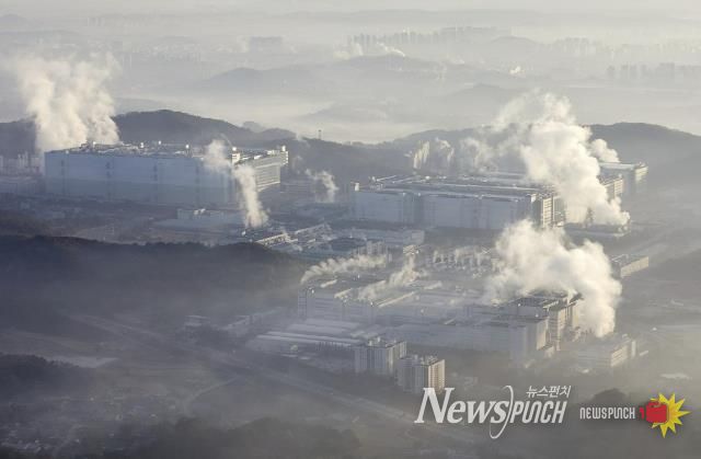 삼성디스플레이 전경. 아산시의 꾸준한 성장에는 대기업과 유관 기업 등 양질의 일자리가 주요했다.