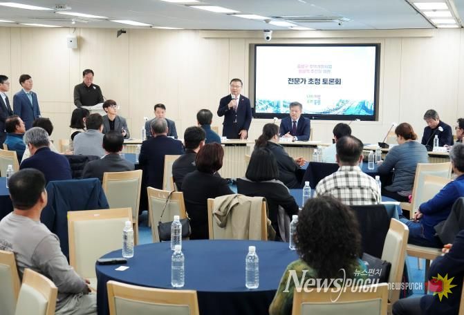 토론회가 진행되고 있는 모습