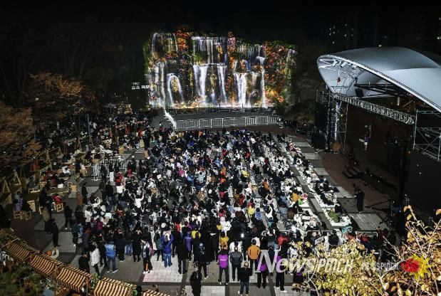 지난 15일 배봉산 숲속폭포에서 미디어파사드 작품이 첫 상영되고 있다.