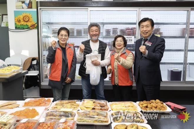 전성수 서초구청장(가장 오른쪽)이 송우학 행복한 반찬 상점주(왼쪽에서 두 번째)에게 재사용을 위한 종이봉투 등을 전달하고 기념사진을 찍고 있다.