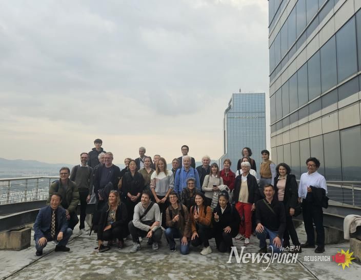 아셈타워 현장을 방문한 ACDC 방문단의 기념 촬영