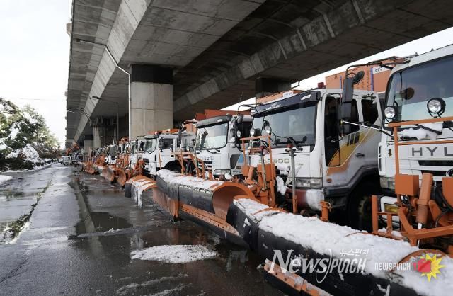 성남 수정구 수질복원센터 하적장에 대기 중인 제설 차량들