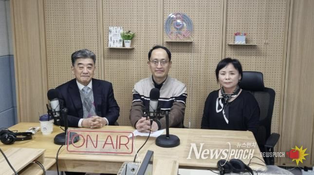 지난 6일 첫 방송을 녹음한 참석자들이 기념사진을 촬영하고 있다.(왼쪽부터 우명동 성신여대 명예교수, 자치분권협의회 구균철 의장, 윤양옥 위원)