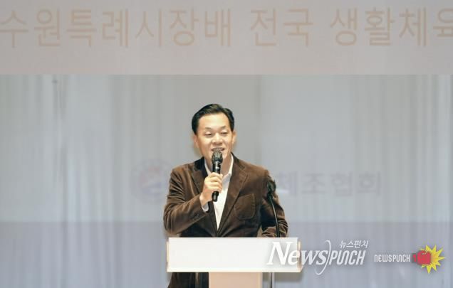 이재준 수원시장이 제1회 수원특례시장배 전국 생활체육 체조대회에서 인사말을 하고 있다.