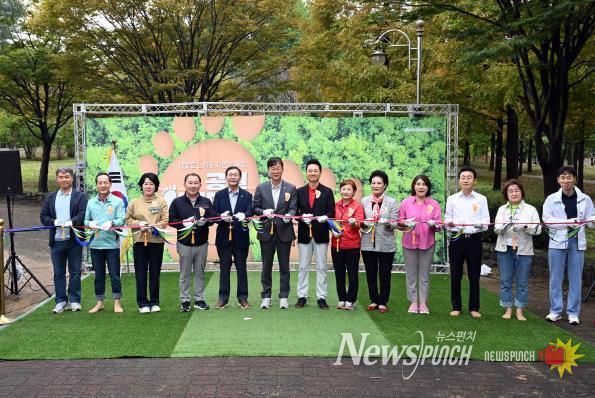 이민근 안산시장(사진 왼쪽에서 여섯번 째)이 10월 11일 안산호수공원에서 열린 공원 어싱데이에서 참석자들과 함께 기념촬영을 하고 있다.