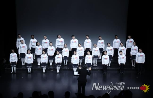 안산시 세계소년소녀합창단이 15일 소극장 보노마루에서 열린 ‘제15회 정기연주회’ 무대에서 합창을 하고 있다.