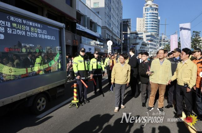 김민석 국무총리가 15일 부산 광안리해수욕장 일대를 돌아보며 부산 불꽃축제 안전관리상황을 점검하고 있다.(국무총리실)