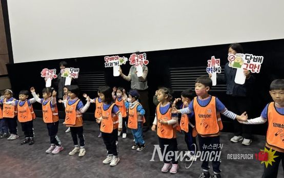 꾸러기금연도우미, 영화관나들이 어르신 대상 따뜻한 금연 캠페인 진행