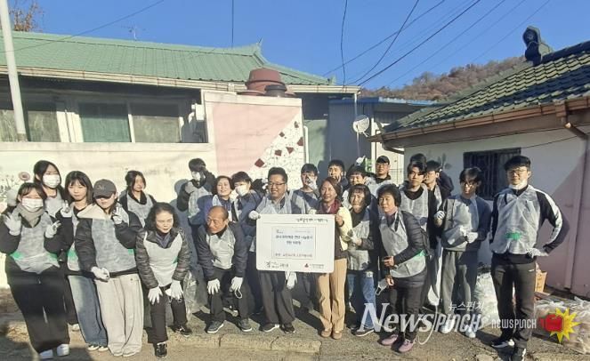 구리시 교문1동, 교문리교회 도르가봉사회로부터 연탄 900장 후원받아