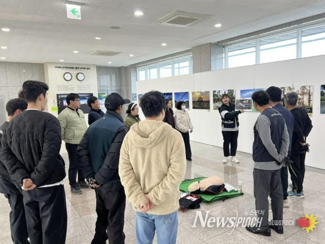 도라전망대 로비에서 직원들을 대상으로 심폐소생술 및 응급처치 교육진행