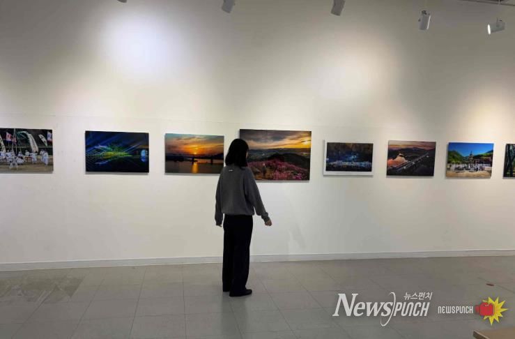 밀양아리랑아트센터 전시장에서 열리는 2025 밀양사계절관광 전국 사진 공모전
