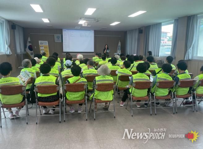 곡성군 노인사회활동지원사업 종사자를 대상으로 감염병 예방 교육을 추진하고 있는 모습