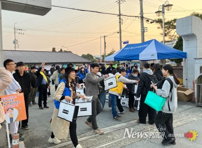 곡성청소년상담복지센터 직원들이 수능이 끝난 학생들을 격려하고 있는 모습