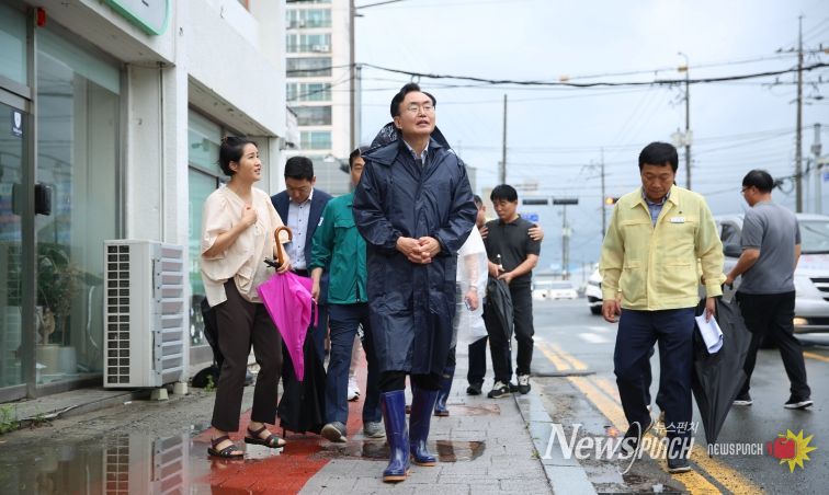 나주시가 7월 집중호우 피해를 입은 시민 부담을 덜기 위해 상하수도 요금 감면을 시행한다. 사진은 윤병태 시장이 금천면 일대 상습 침수 구역 점검에 나선 모습.