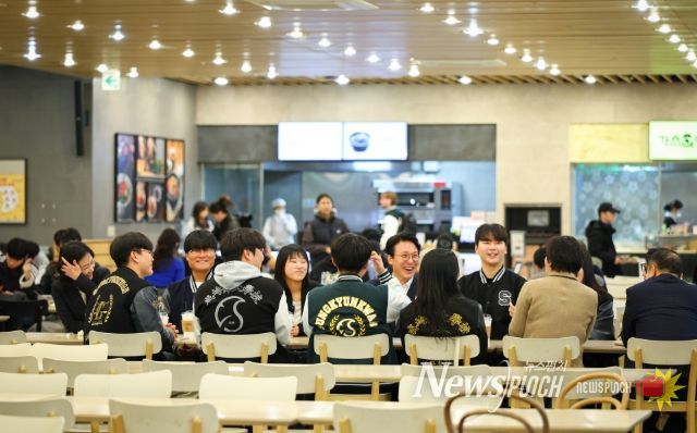 김민석 국무총리가 17일 '천원의 아침밥'을 제공하는 종로구 성균관대학교 은행골식당을 방문, 학생들과 대화를 하며 식사를 하고 있다.