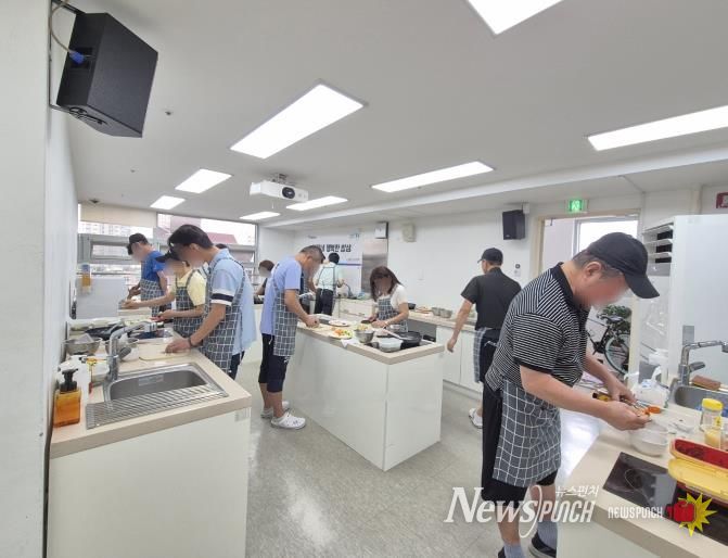 지난 9월 강북구1인가구지원센터와 서울강북지역자활센터가 공동 운영한 행복한 밥상 프로그램에서 참여자들이 요리 활동을 하고 있다.