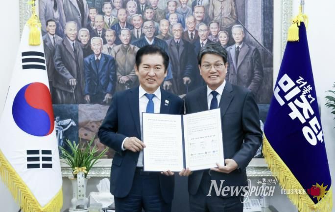 김돈곤 군수와 정청래 대표가 농어촌기본소득 시범사업 성공을 위한 국비 상향 논의를 위한 만남을 가졌다.