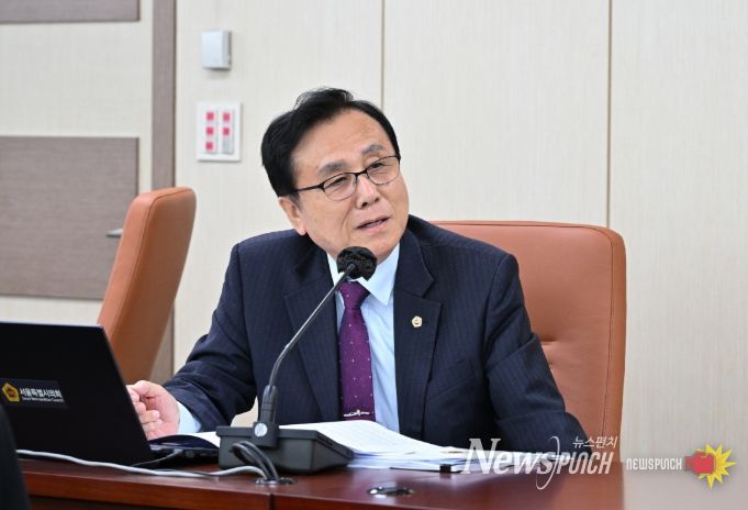 강석주 의원이 시민건강국 관련기관 행정사무감사에서 질의를 하고 있다.