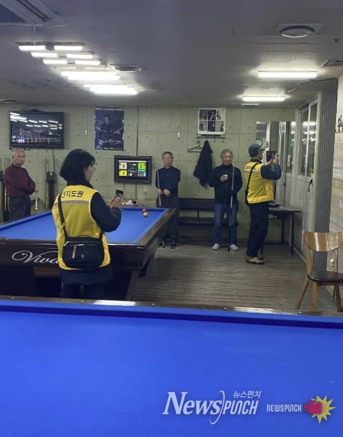 담당 공무원과 금연 지도원이 합동 단속을 하고 있다.